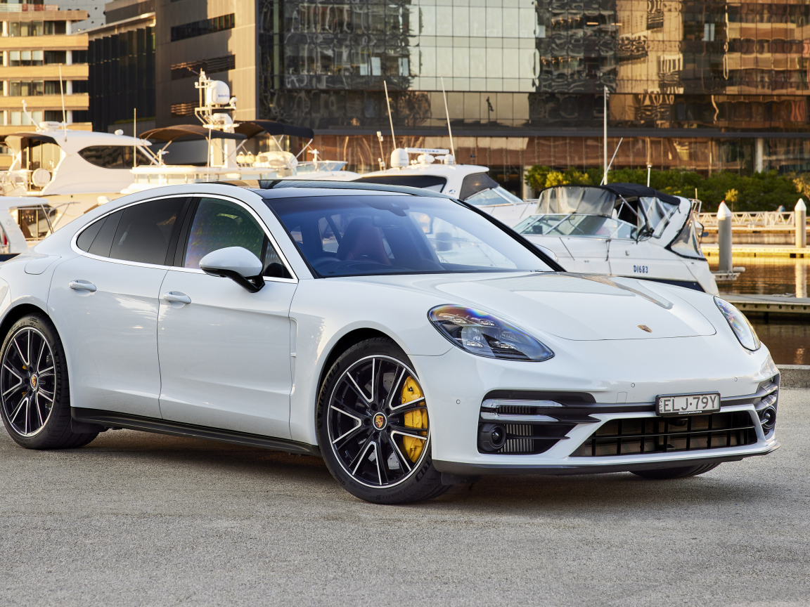 Белый автомобиль Porsche Panamera Turbo S 2021 года вид спереди