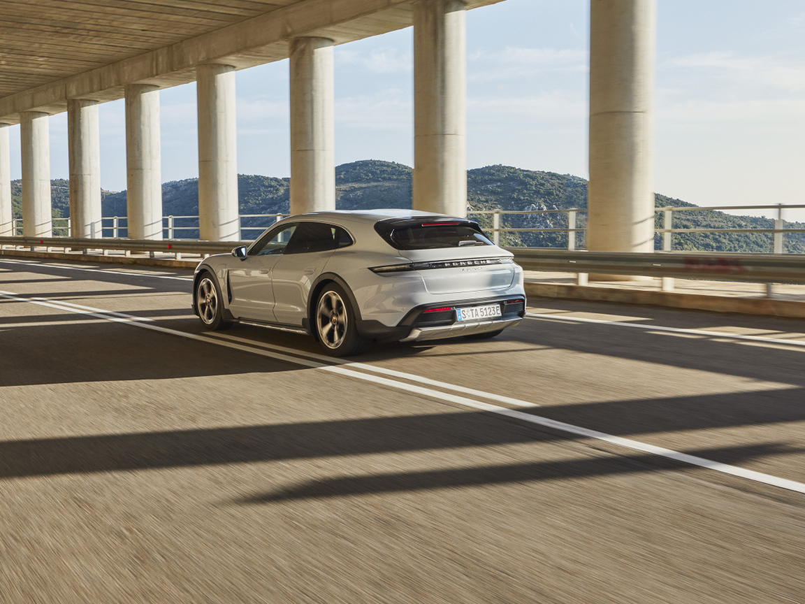 Внедорожник Porsche Taycan 4S Cross Turismo 2021 года на мосту