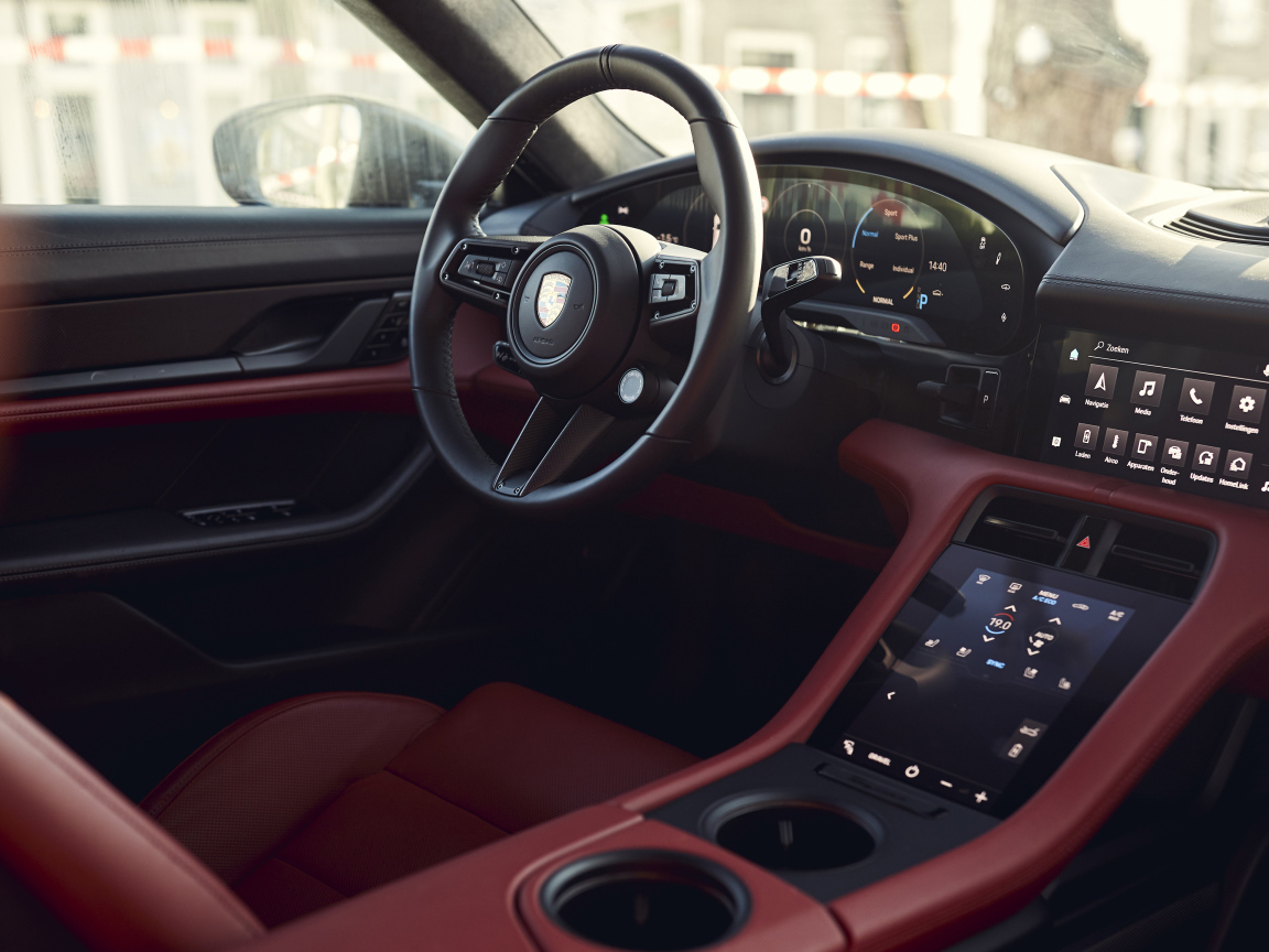 Кожаный салон автомобиля Porsche Taycan Turbo S Cross Turismo 2021 года