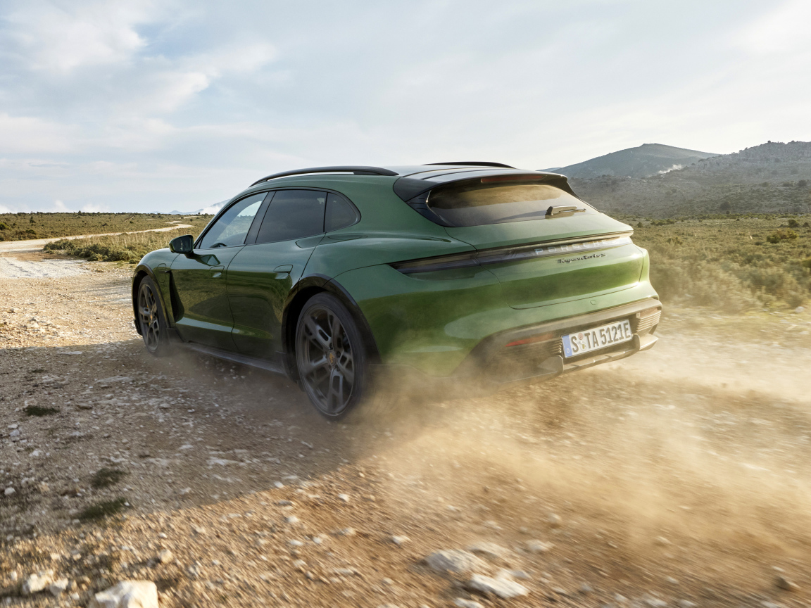 Кроссовер Porsche Taycan Turbo S Cross Turismo 2021 года на дороге