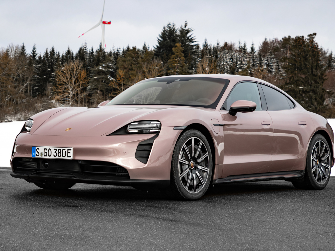 Автомобиль  Porsche Taycan 2021 года на фоне леса