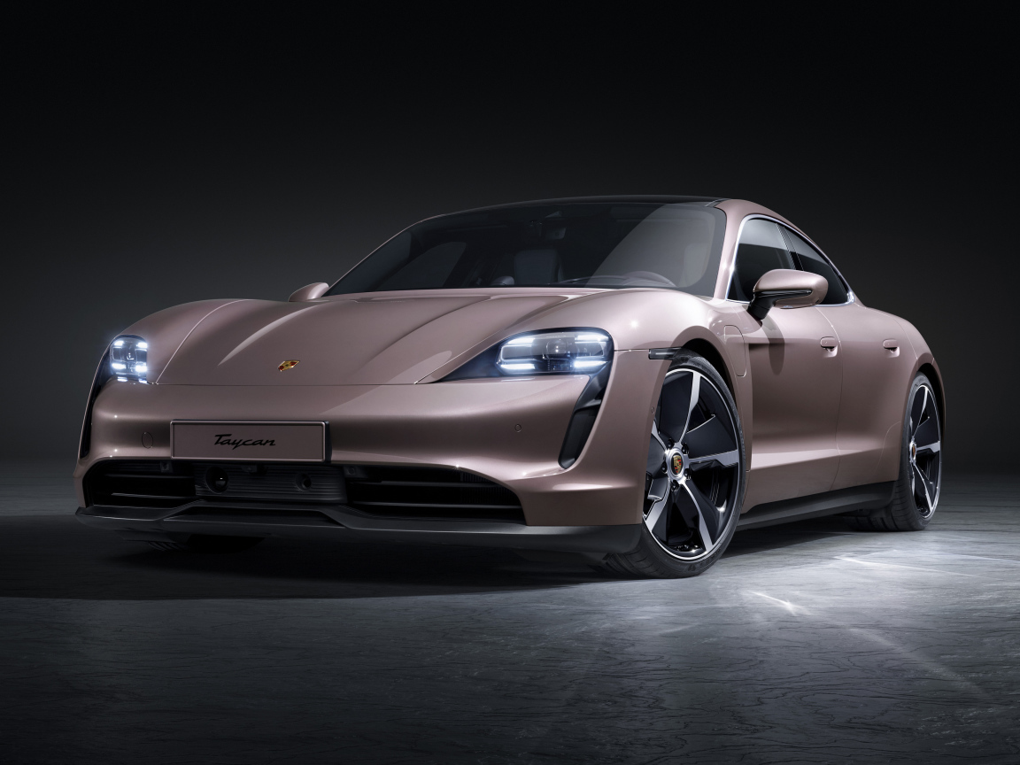 Спортивный автомобиль  Porsche Taycan 2021 года на черном фоне