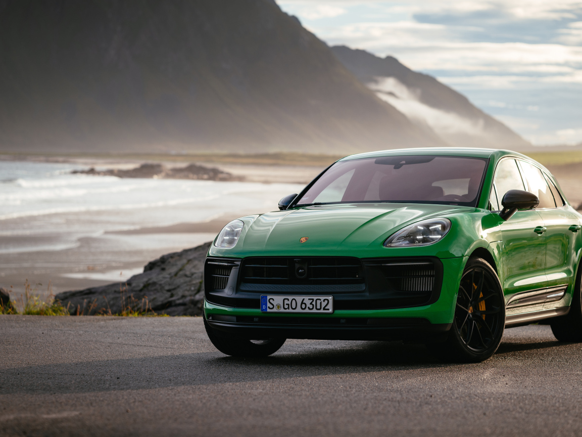 Зеленый Porsche Macan GTS Sport Package 2021 года на фоне гор