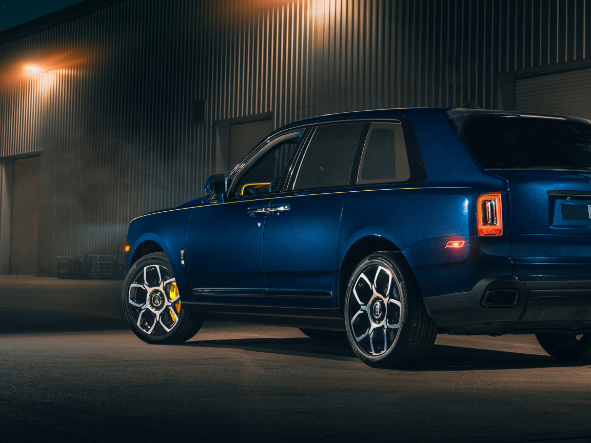 Синий внедорожник Rolls-Royce Cullinan Black Badge 2021 года вид сзади
