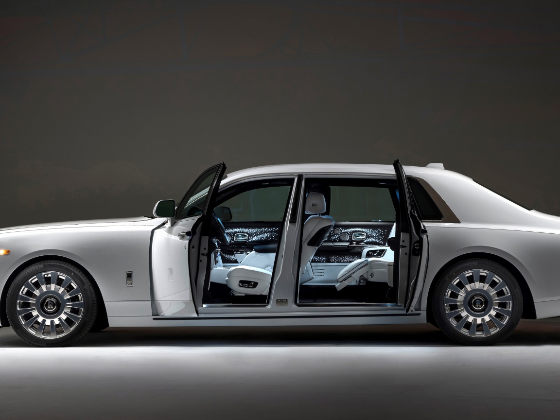 Престижный автомобиль Rolls-Royce Phantom EWB 2022 года