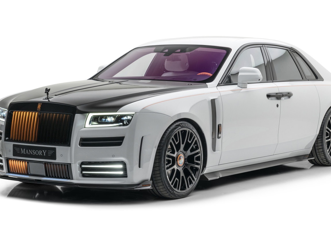 Серый автомобиль Mansory Rolls-Royce Ghost 2021 года на белом фоне крупным планом
