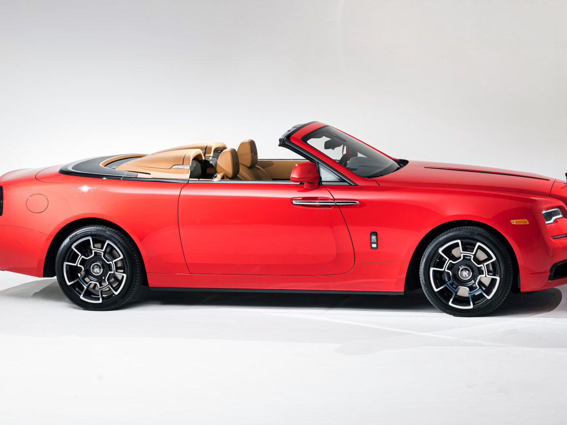 Красный кабриолет Rolls-Royce Phantom EWB, 2022 года на белом фоне