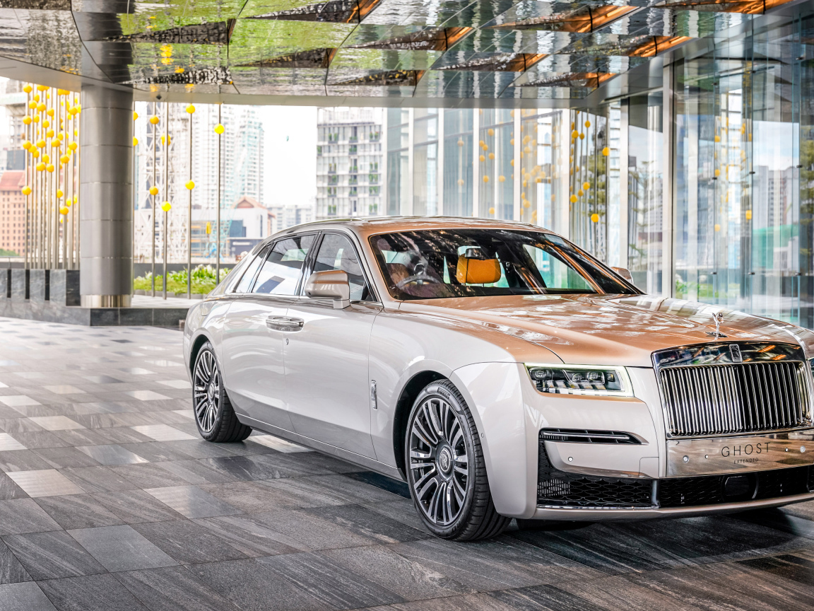 Стильный дорогой автомобиль  Rolls-Royce Ghost EWB 2021 года в здании