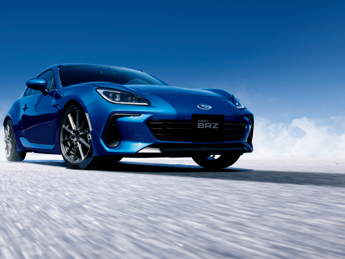 Синий автомобиль Subaru BRZ 2021 года на трассе