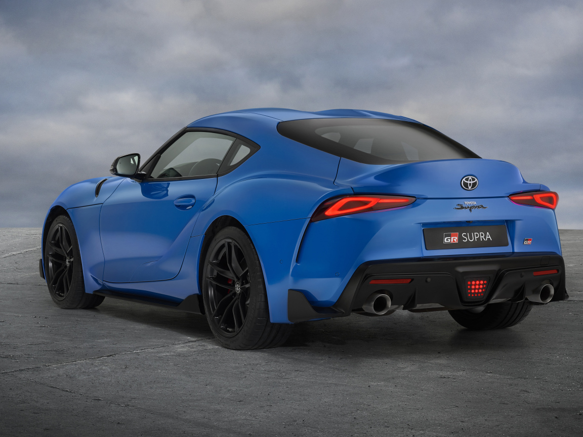 Автомобиль Toyota GR Supra. 2021 года вид сзади