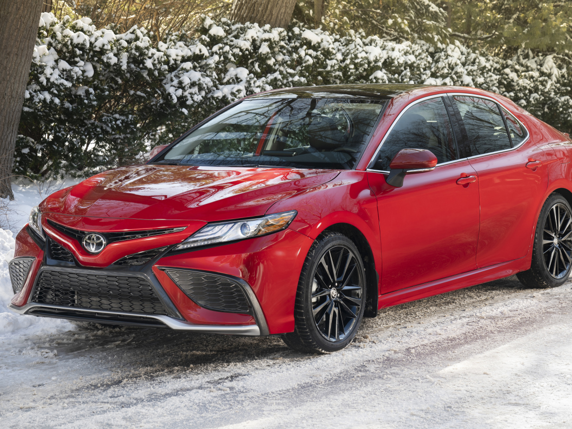 Красный автомобиль  Toyota Camry XSE AWD, 2021 года зимой