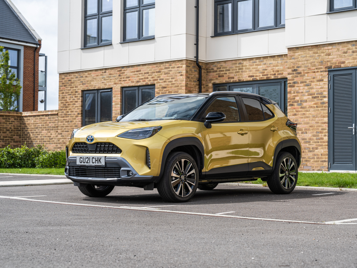 Внедорожник Toyota Yaris  у дома