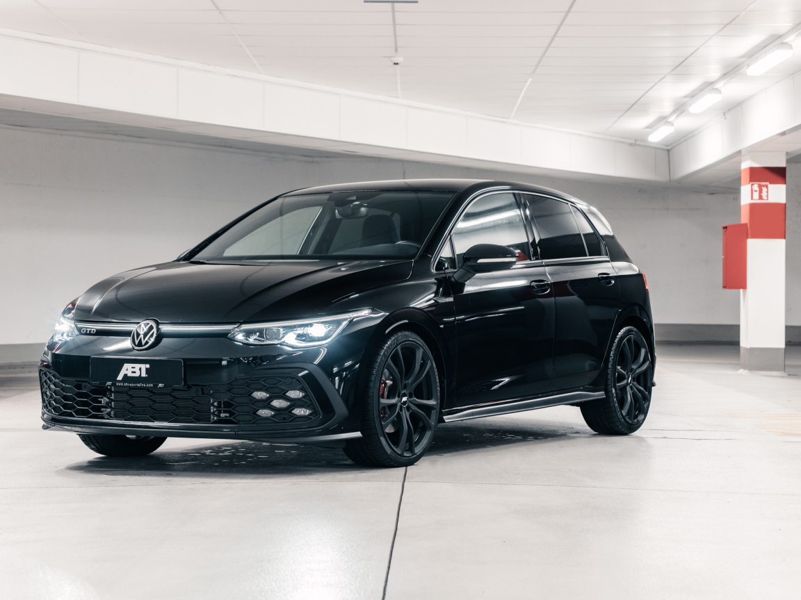 Черный ABT Volkswagen Golf GTD 2021 года на парковке