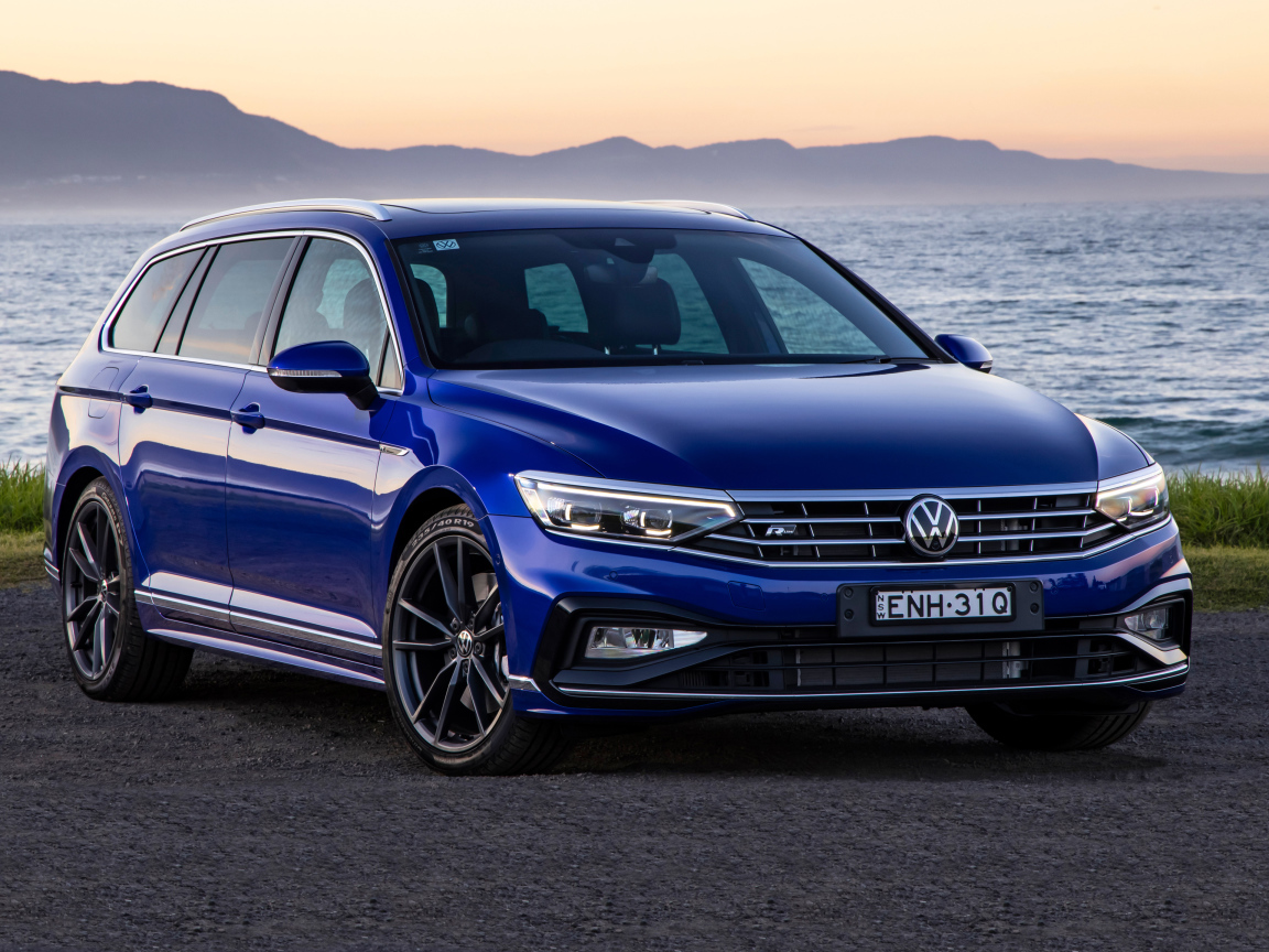 Синий автомобиль Volkswagen Passat R-Line Variant 2021 года у воды