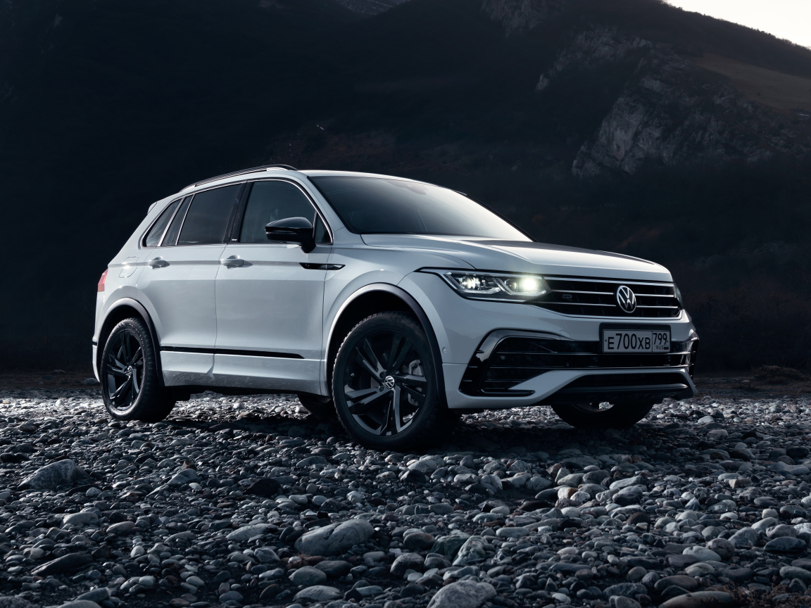 Внедорожник Volkswagen Tiguan 4MOTION R-Line 2021 года в горах