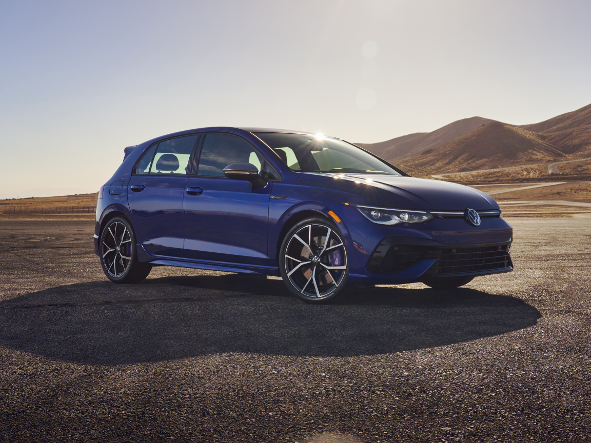 Синий автомобиль  Volkswagen Golf R, 2022 года в пустыне