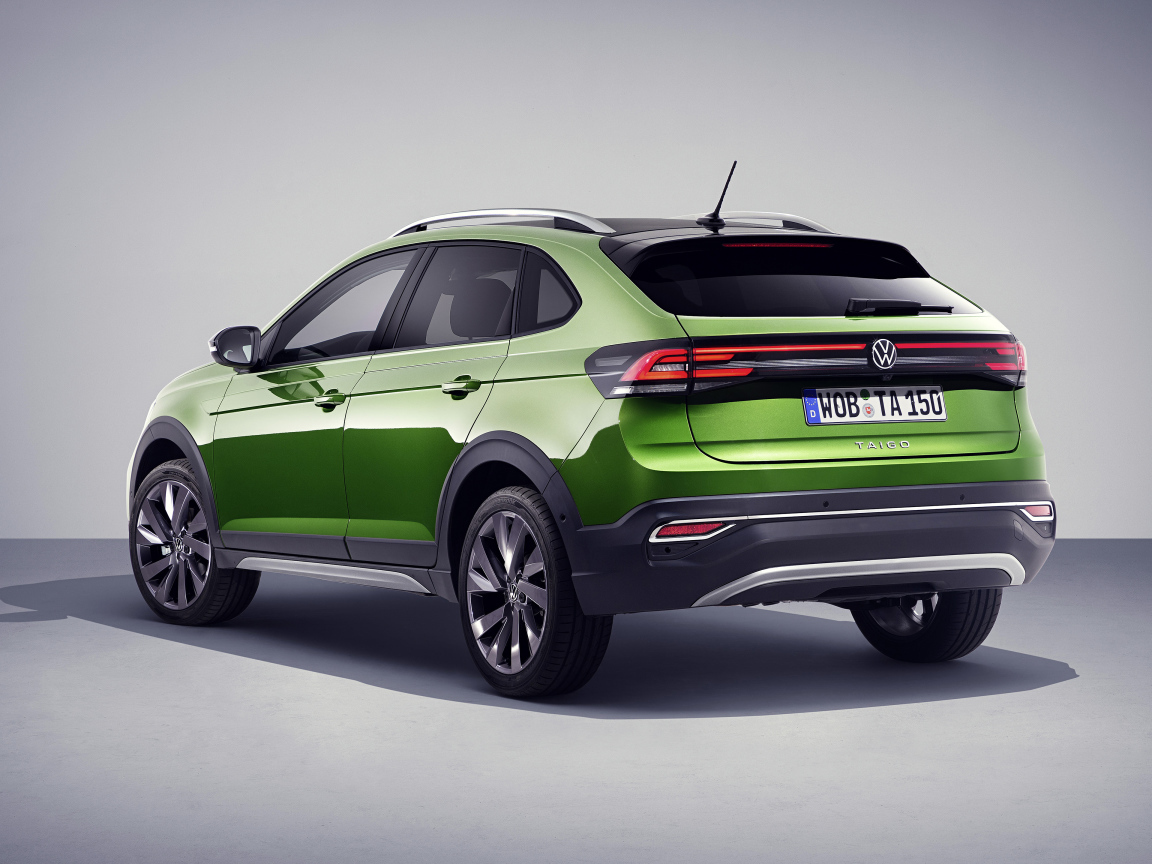 Зеленый Volkswagen Taigun 2021 года вид сзади