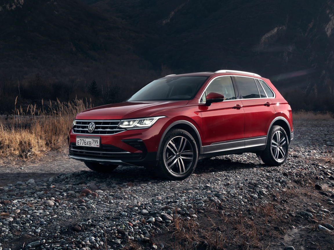 Красный внедорожник Volkswagen Tiguan 4MOTION 2021 года в горах
