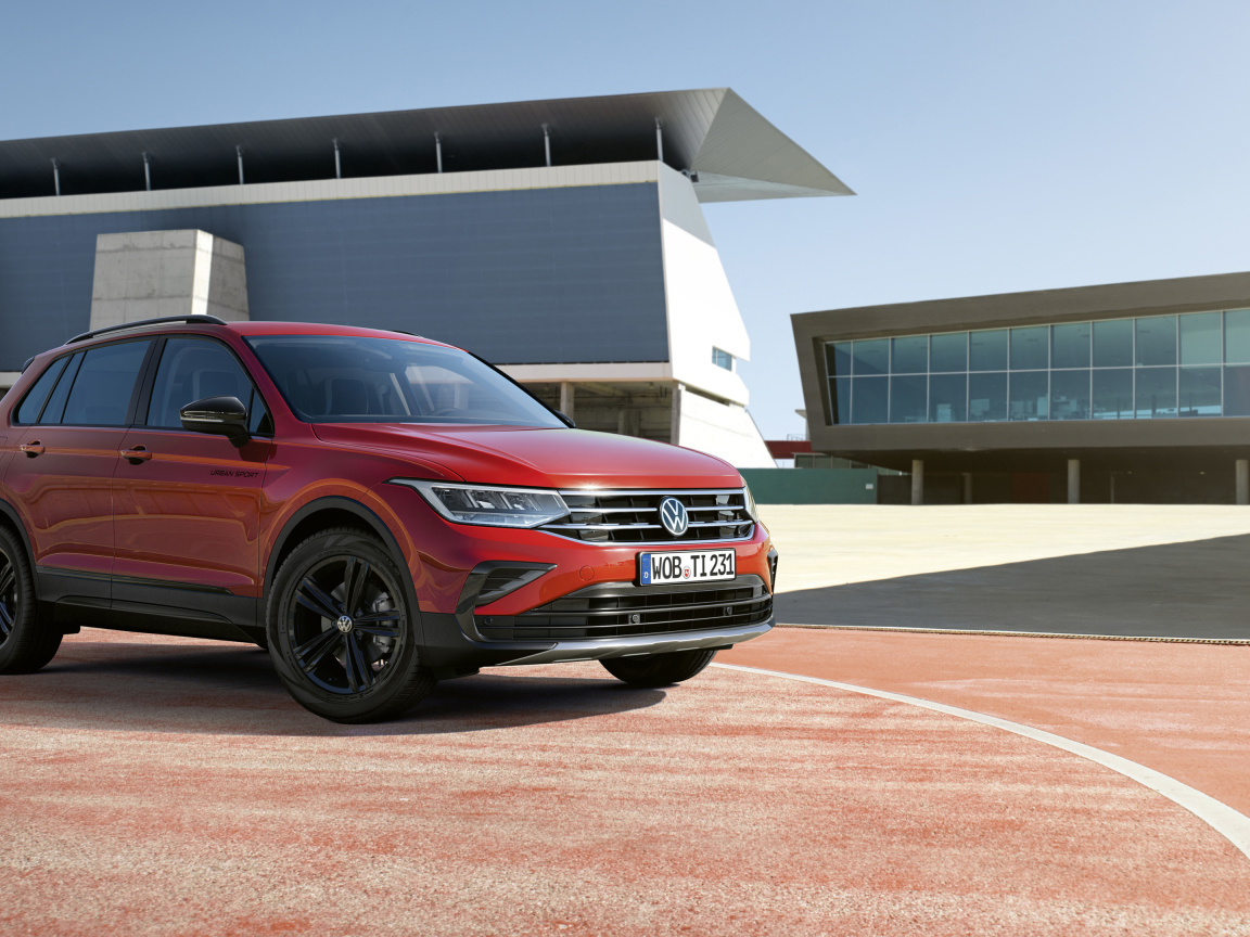Красный внедорожник Volkswagen Tiguan Urban Sport 2021 года
