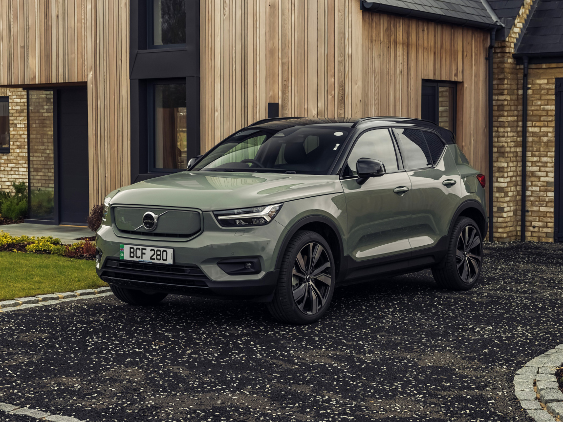 Внедорожник Volvo XC40 Recharge P8 AWD 2021 года у дома
