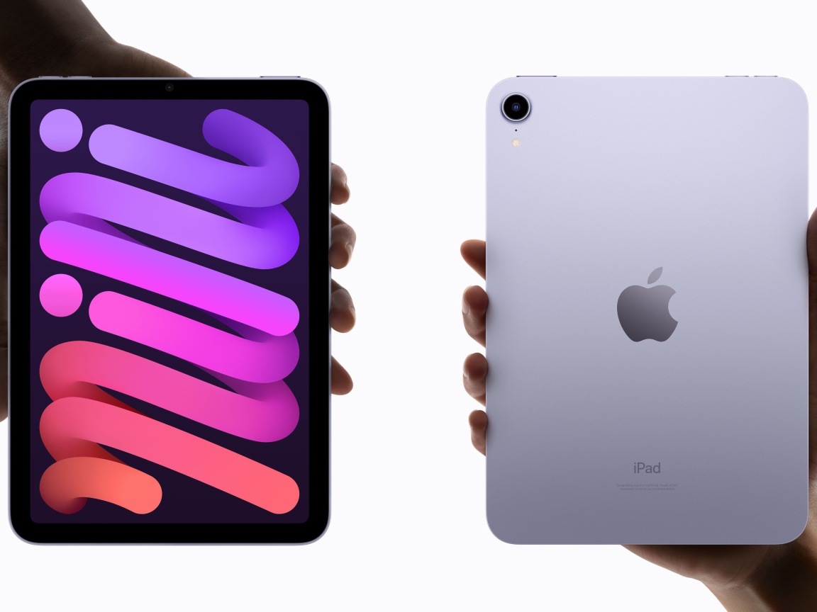 Новый стильный  iPad Mini 2021 года в руке