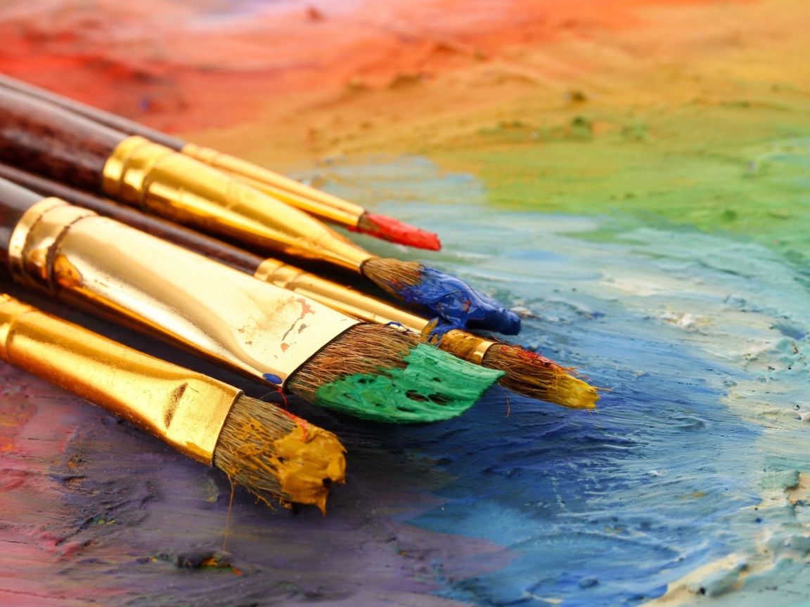 Кисточки художника в красках 