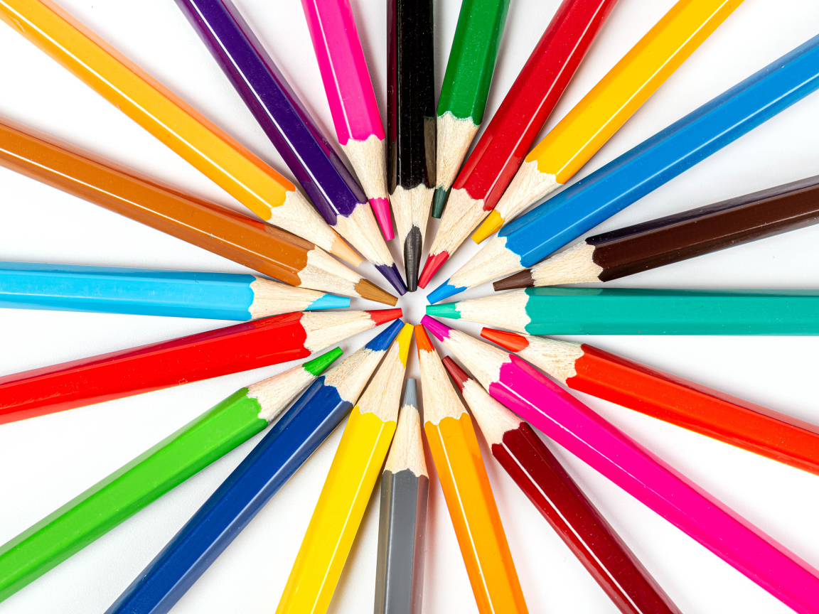 Красивые острые разноцветные карандаши на белом фоне