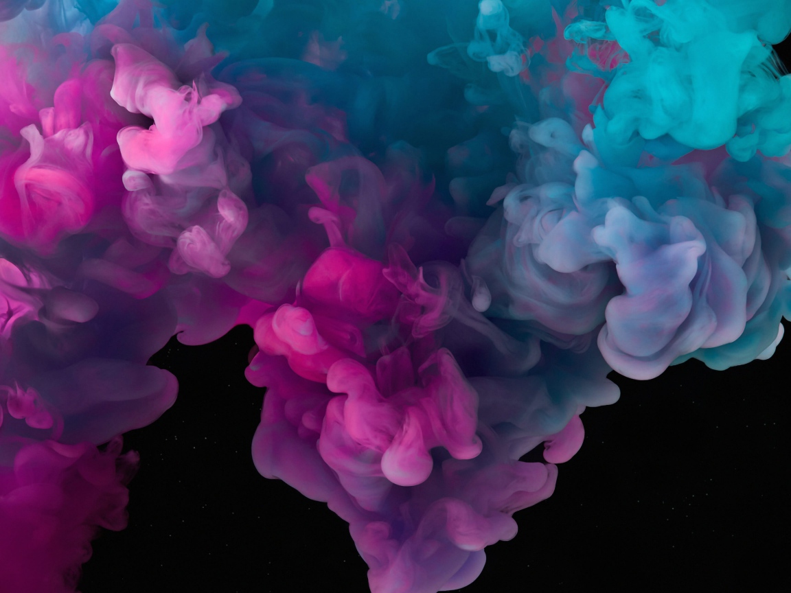 Голубой с красным дым на черном фоне 