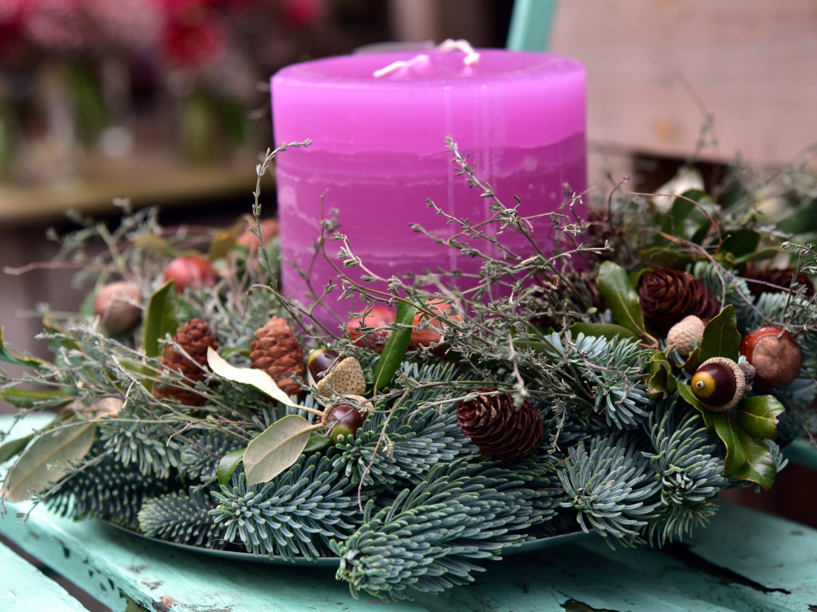 Свеча с венком на лавке 