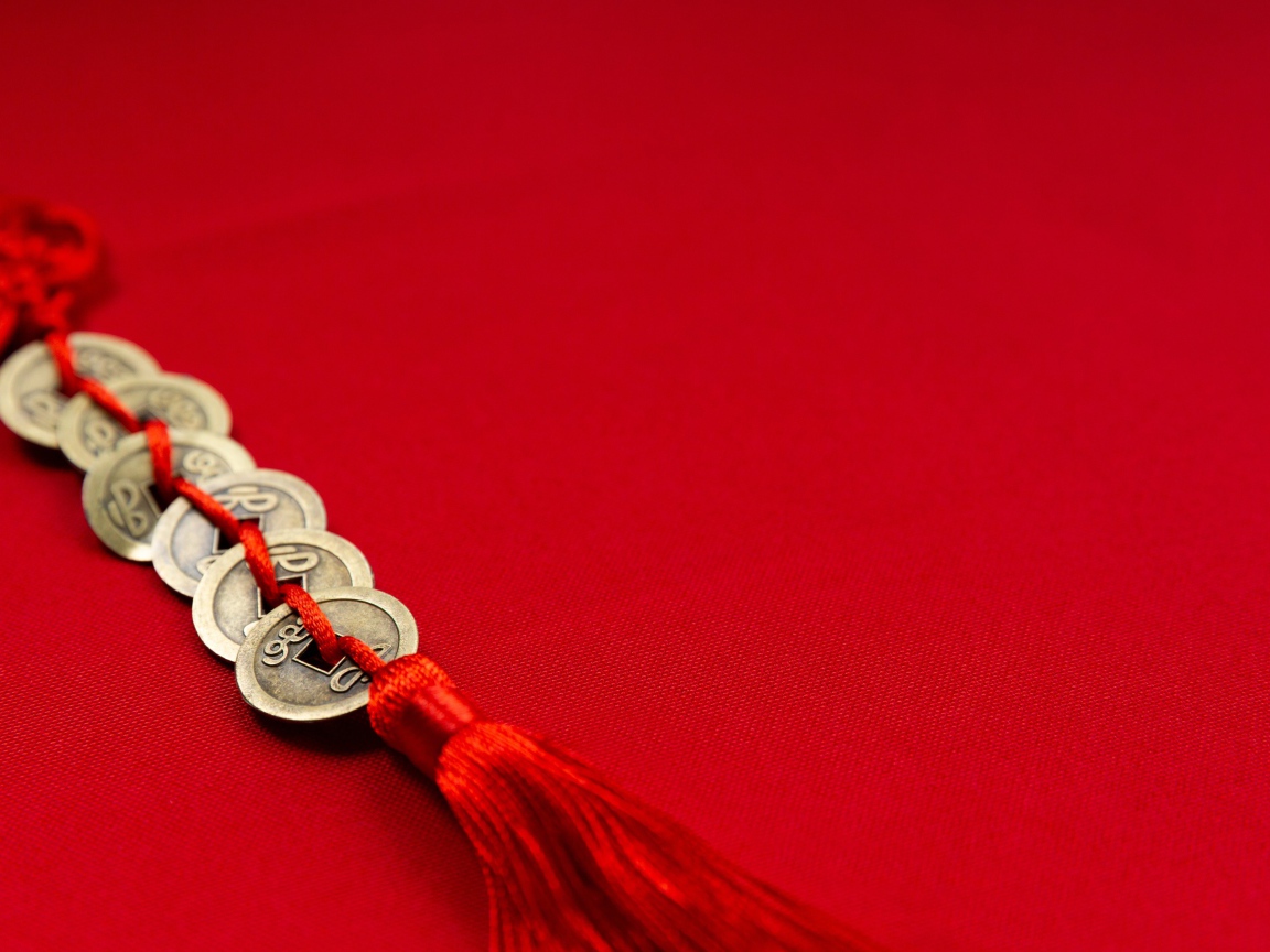 Китайское украшение на красном фоне