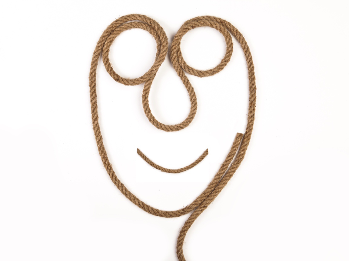 Лицо из веревки на белом фоне