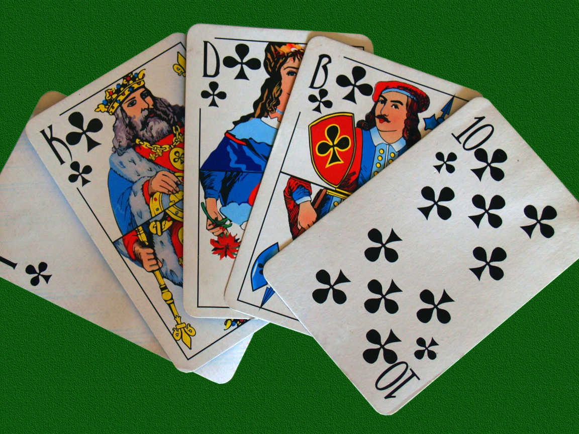 Пять карт одной масти на зеленом фоне