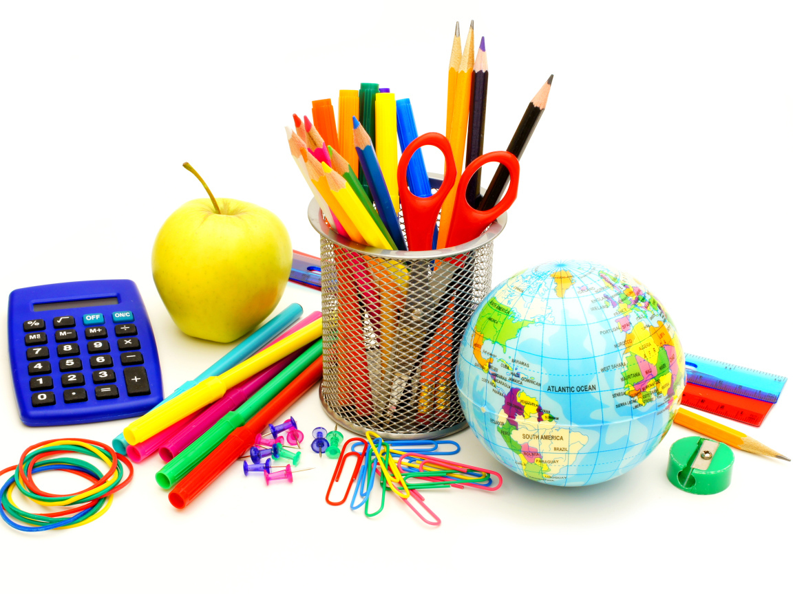 Много различных канцелярских предметов на белом фоне