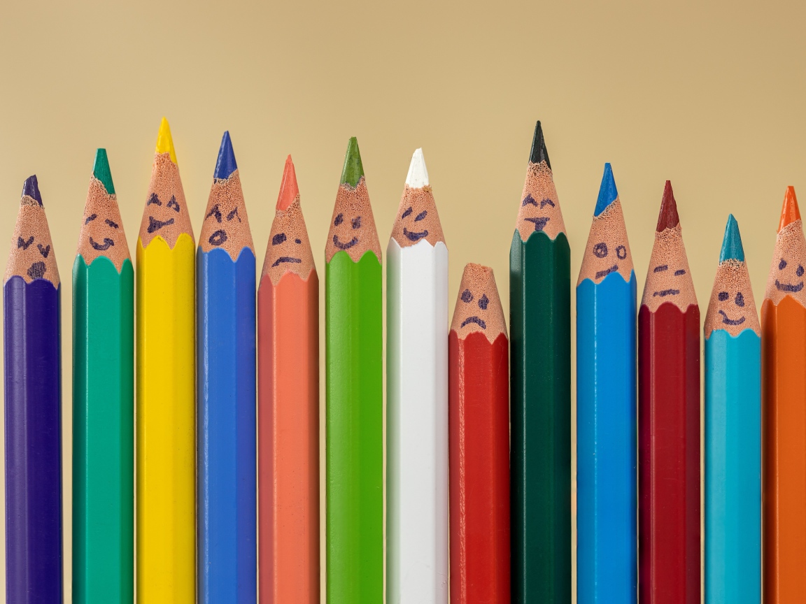 Разноцветные карандаши с нарисованными смайликами 