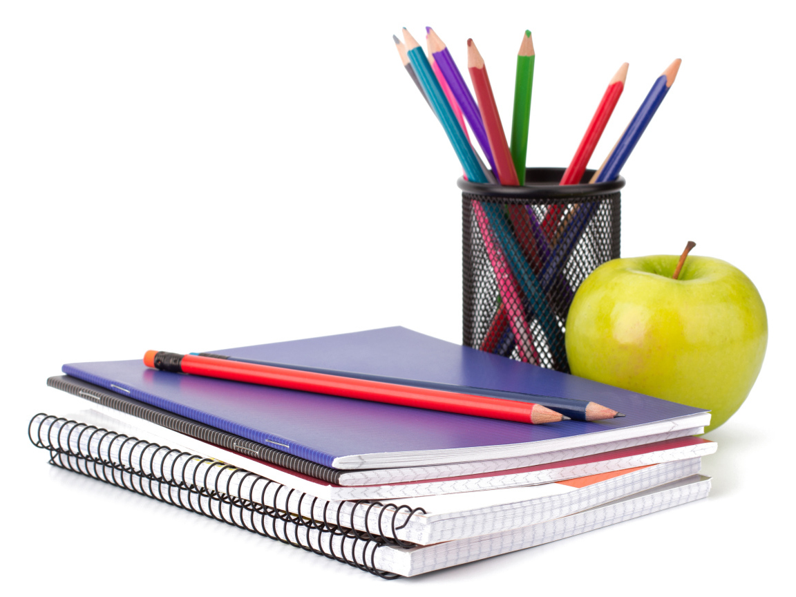 Тетради, яблоко и карандаши на белом фоне 