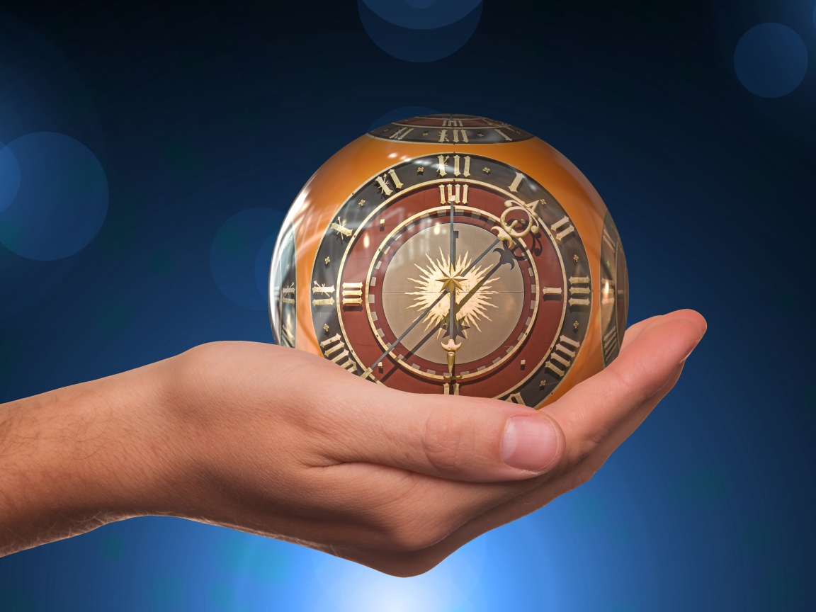 Старые стеклянные часы на ладони