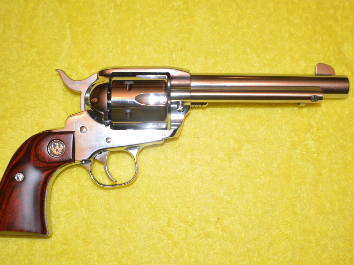 Револьвер 45 Colt на желтом фоне