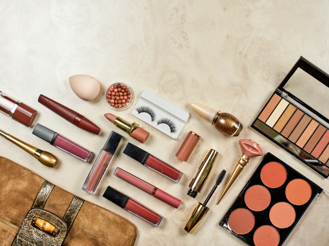 Набор косметики на столе 