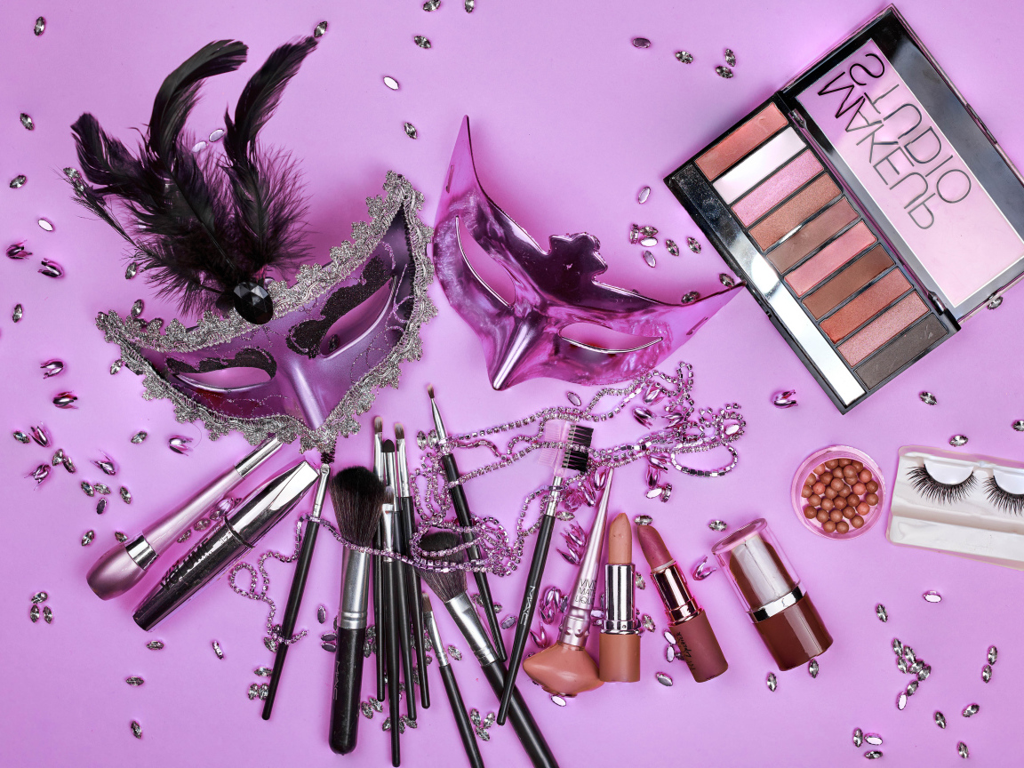 Набор косметики с масками на сиреневом фоне 