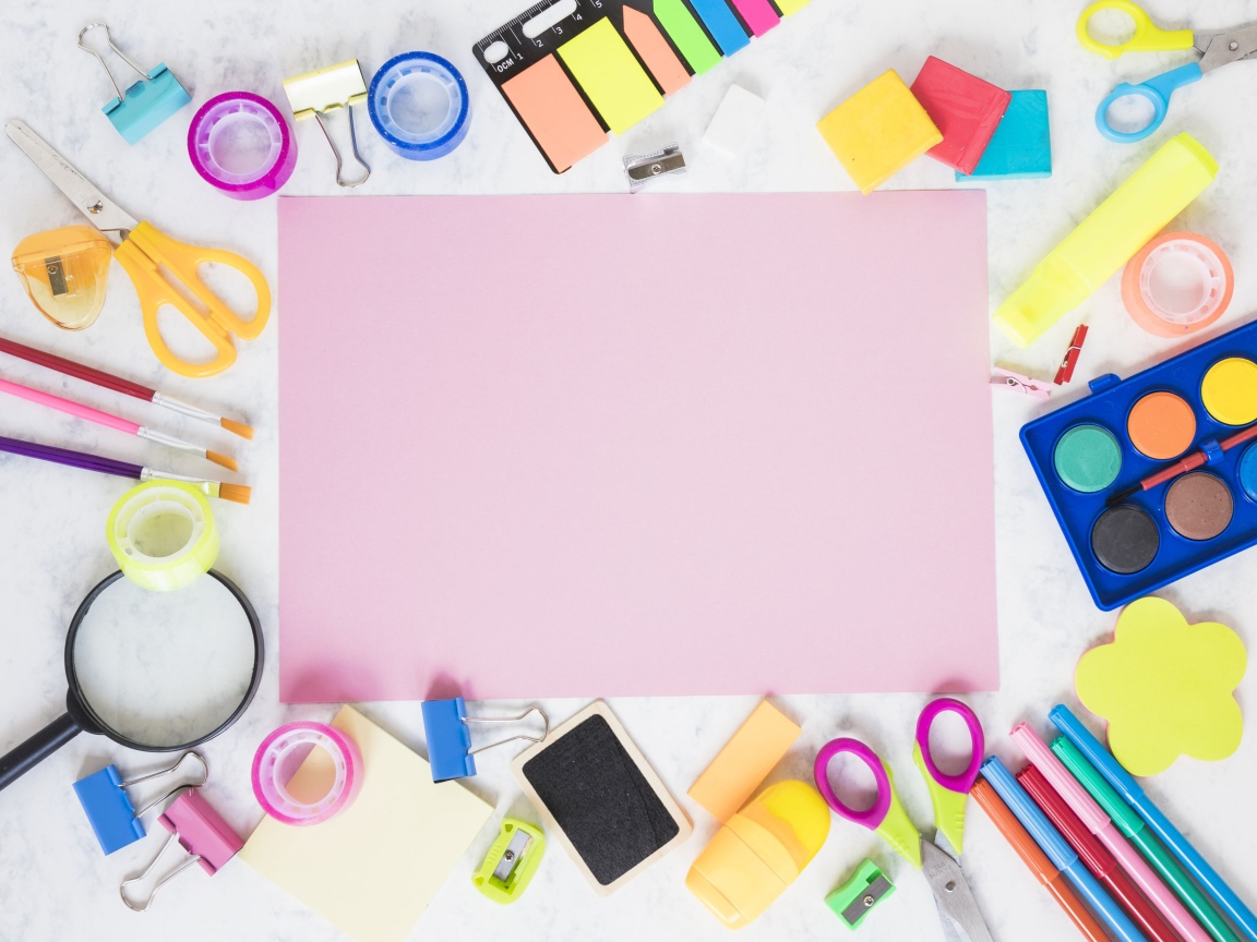 Лист бумаги, краски и канцелярские предметы на столе 