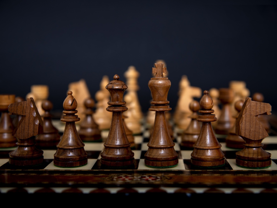 Деревянные дорогие шахматы на доске 