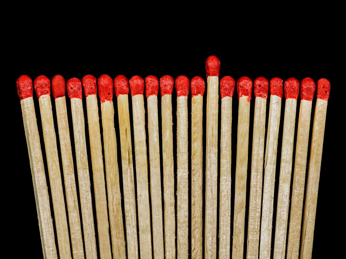 Деревянные спички с красной серой на черном фоне