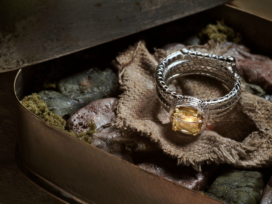 Серебряное кольцо с камнями в шкатулке