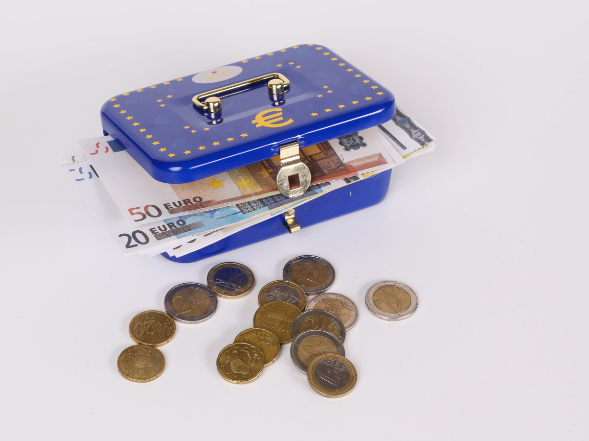 Синяя копилка чемодан с деньгами и монетами на сером фоне