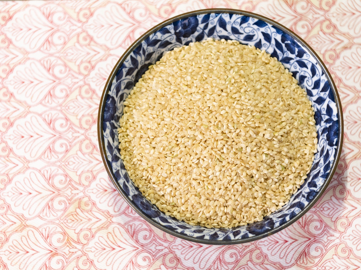 Тарелка кунжутных зерен на столе 