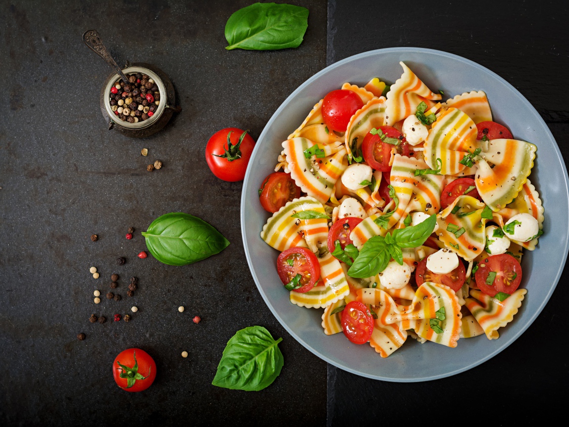 Красивые макароны бантики с помидорами 