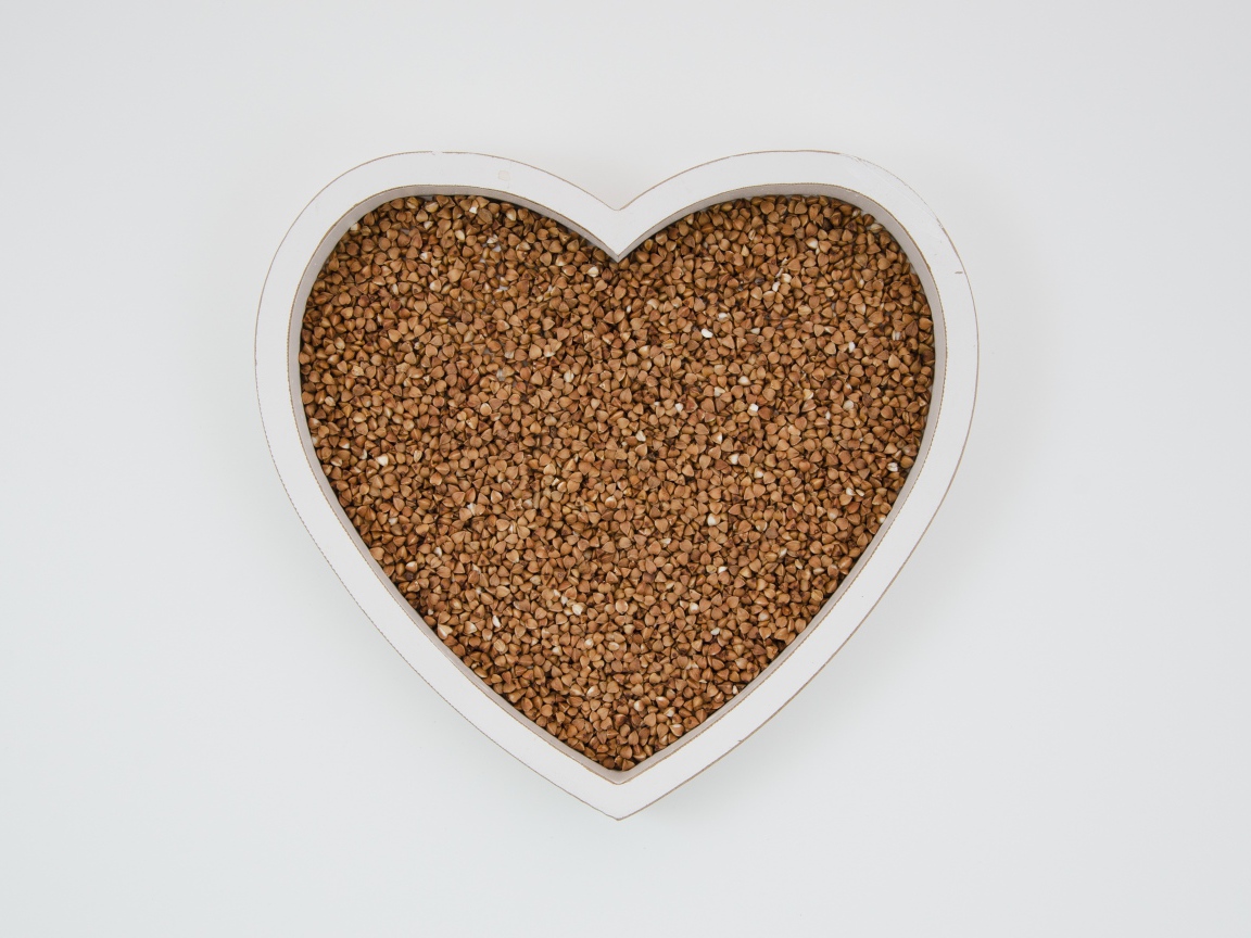 Большое белое сердце с гречневой крупой  