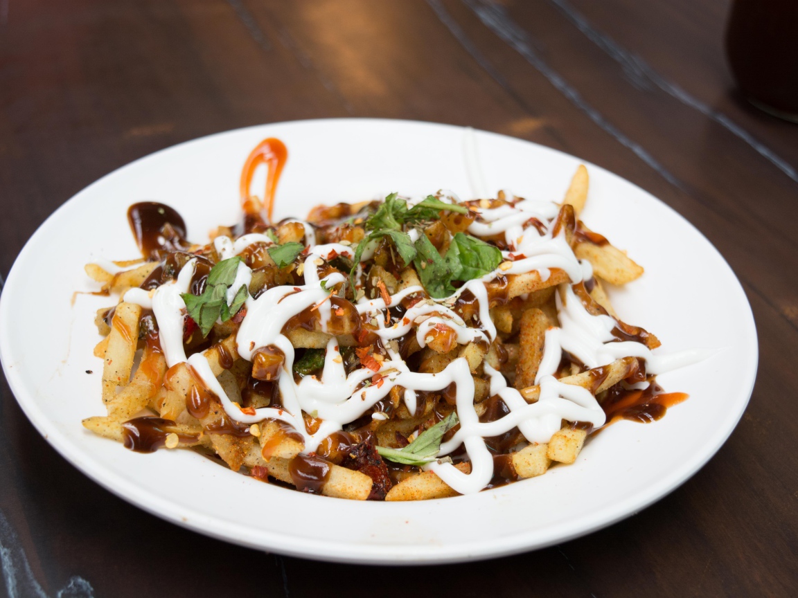 Картофель фри на тарелке с соусом и майонезом