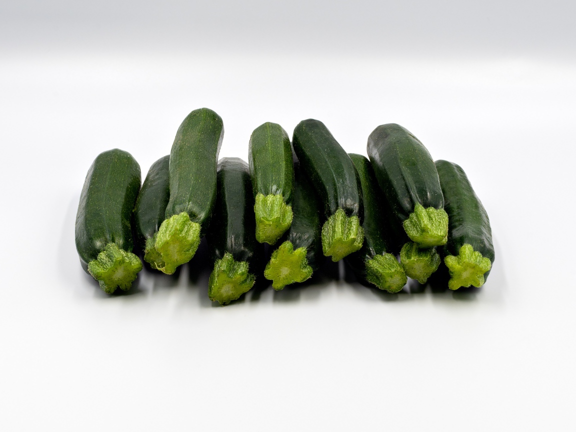 Свежие красивые молодые зеленые кабачки