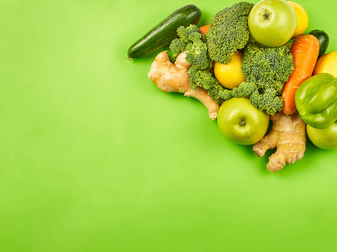 Свежие овощи на салатовом фоне